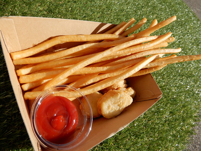 【もっちりポテト＆チキンナゲット】
・長くてもちもちのポテト！お子様から大人まで人気急上昇中です！
■価格：700円
■販売場所：ポムフリット(バックスタンド)