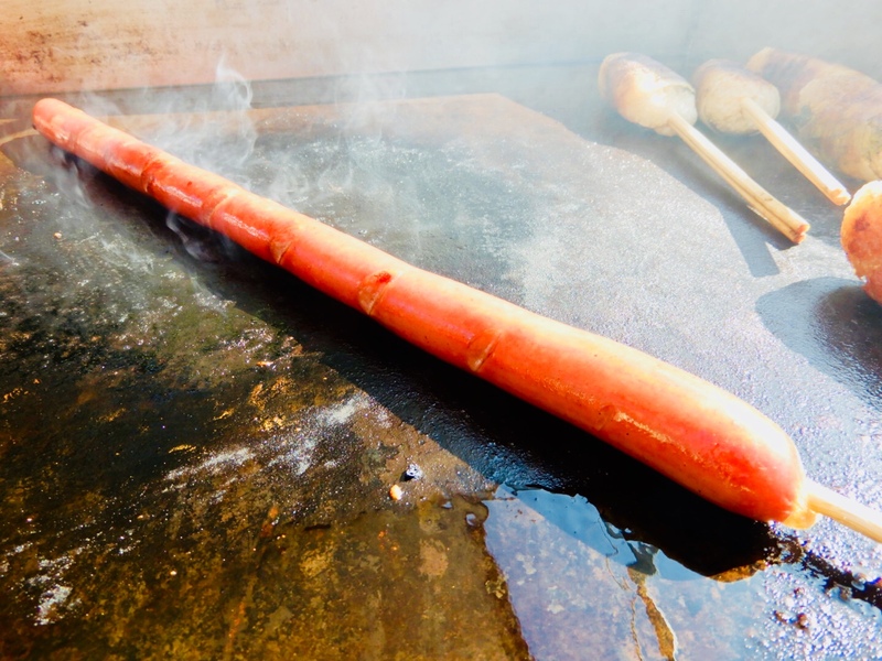 【ロングソーセージ】
・長ーいソーセージ！一人で食べきれるかな？
■価格：600円
■販売場所：写楽(イベントエリア)