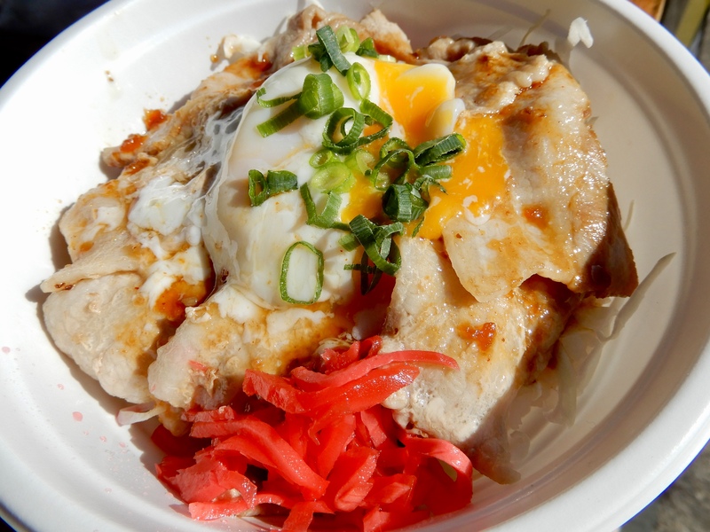 【焼豚玉子飯】
・注目度上昇中！　菅選手イチオシ！！ 菅選手がラジカンでもおススメしていた、ふるさと愛媛県今治市のご当地グルメ「焼豚玉子飯」をグリーンスタジアムで再現！ ぜひ食べにきてください！
■価格：800円
■販売場所：WALK EATER(バックスタンド)