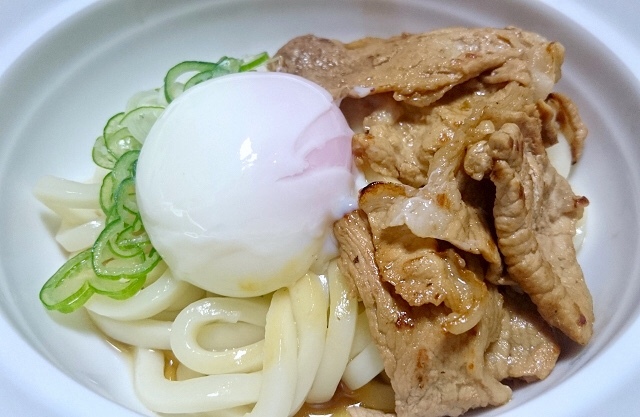 【肉うどん温玉のせ】・こちらも大人気商品、肉うどんの温玉のせバージョンです！是非ご賞味あれ！■価格：700円■販売店舗：なすのまきうどん(ファンエリア)