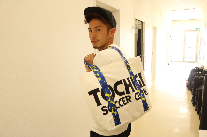 私服にもピッタリ合いますね♪試合の日はもちろんですが、普段使いで大活躍しそうです!
