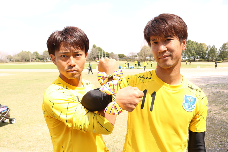 違うポーズを頼んだところ…険しい表情でこんなポーズになりました!
おふたりのように髪の毛を結ばないときは、腕につけてもカワイイです(^_-)-☆