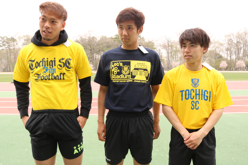 左から服部康平選手、福岡将太選手、浜下瑛選手!
Tシャツを着用して集合してもらったところ、偶然タグが全員同じ向きに揃っていました。奇跡の一枚が撮れました…(笑)