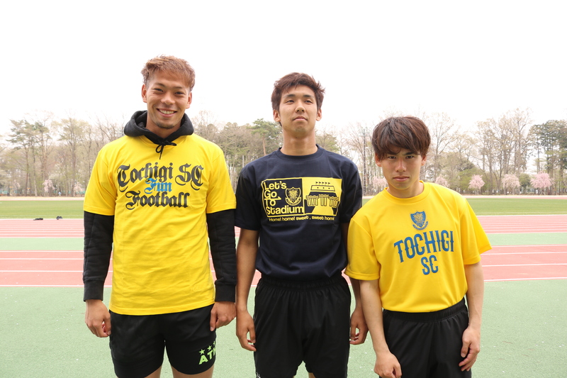 気を取り直して、「ハイチーズ(^O^)!!!」
左から、
<服部選手着用>:【メタリックTシャツ】(価格:3,240円)
<福岡選手着用>:【スタジアムTシャツ】(価格:2,808円)
<浜下選手着用>:【ベーシックTシャツ】(価格:2,160円)
全員、今回はLサイズを着用しています!