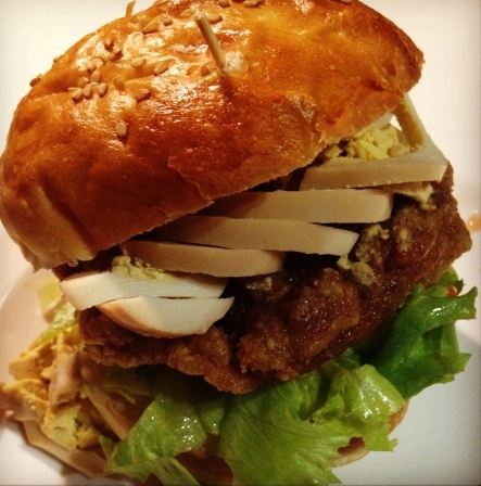 【醤油タレカツバーガー】
・新潟名物醤油タレカツ丼をリメイクし、バーガーにしました。チキンカツに甘塩っぱいタレ。足利産パワードエッグをONしました！
■価格：600円
■販売店舗：18diners(ファンエリア)