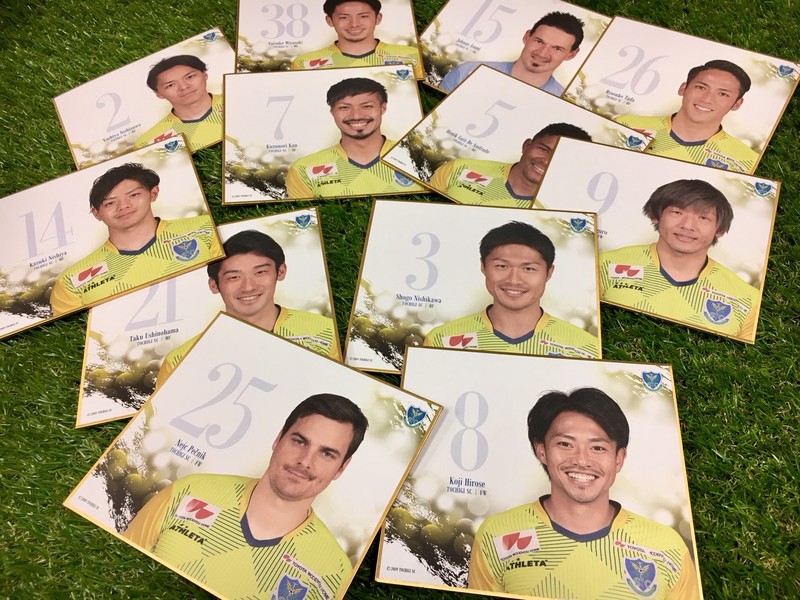 【プレイヤーズミニ色紙】
・トップチーム登録選手(1月末時点)のミニ色紙が新登場。ブラインドパッケージのため、開封するまで誰が出るかはお楽しみ！お目当ての選手が出るまで挑戦しても、全種類のコンプリートに挑戦してもOK！
※商品制作の都合上、1月末時点での登録選手のみの販売となり、途中加入選手分の販売はございません。
■サイズ：約横13.5×縦12㎝
■価格：500円
■販売店舗：ファンエリア内グッズ売店、ホームゴール裏グッズ売店