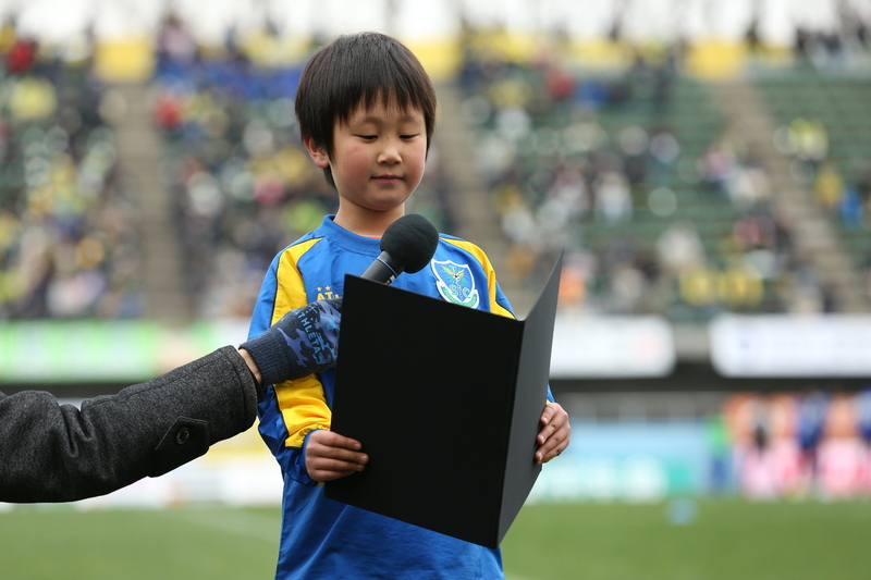 スタジアムでの観戦マナーアップの一環として、小学生限定でピッチ上にてマナーアップ宣言を実施しております。参加ご希望の方は下記ご参照の上、お申込みください。
宣言前にはウォーミングアップ入場時に選手とハイタッチの特典付き！選手たちと同じピッチに立ち、宣言をしてみよう！
 
■申込締切：
試合が行われる日の４日前まで
■当選発表：
試合が行われる日の３日前を目安にご連絡します。
■発表方法：
ご当選者の方には弊クラブからお電話にてご連絡させていただきます。
 
○内容：ピッチ上にて、簡単なマナーアップ宣言をしていただきます。
○時間帯：選手アップ時（目安：キックオフ４０分前）
○特典：ウォーミングアップ入場時に選手とハイタッチ
○対象試合：
　第12節   5/3 （木）vs 京都サンガＦ.Ｃ.　第15節   5/20（日）vsＦＣ町田ゼルビア　第16節   5/27（日）vs大宮アルディージャ

○お申込み方法：
申込フォームよりお申込みください。
https://goo.gl/forms/7qpBr0jCuUbFcpOv2


