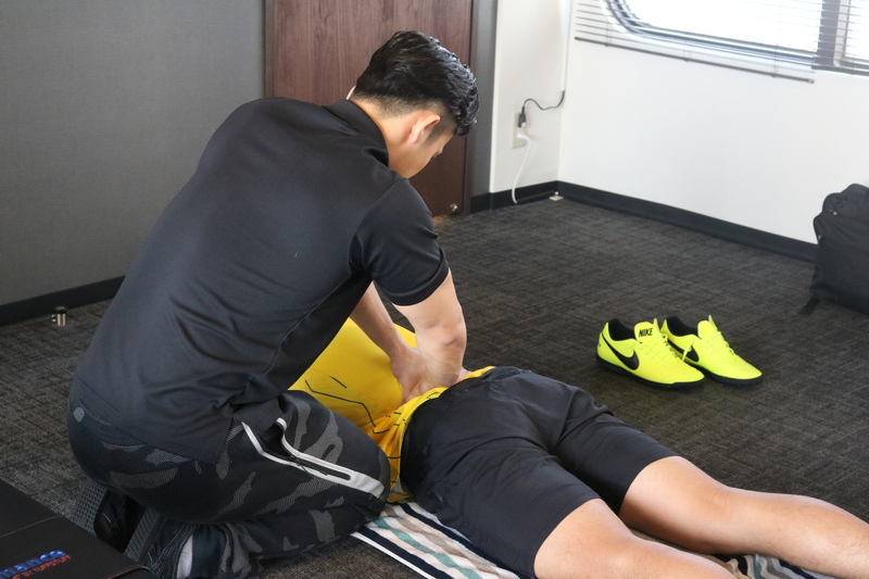身体の状態をヒアリングしながら、その日のコンディションに合ったトレーニングのメニューを毎回考えていただいています。