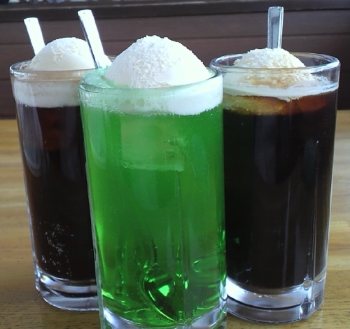 【フロート各種】
・お好きなソフトドリンクにアイスを乗っけちゃいます。
(コーヒーフロートのみ450円になります)■価格:400~450円■販売店舗:18diners(ファンエリア)