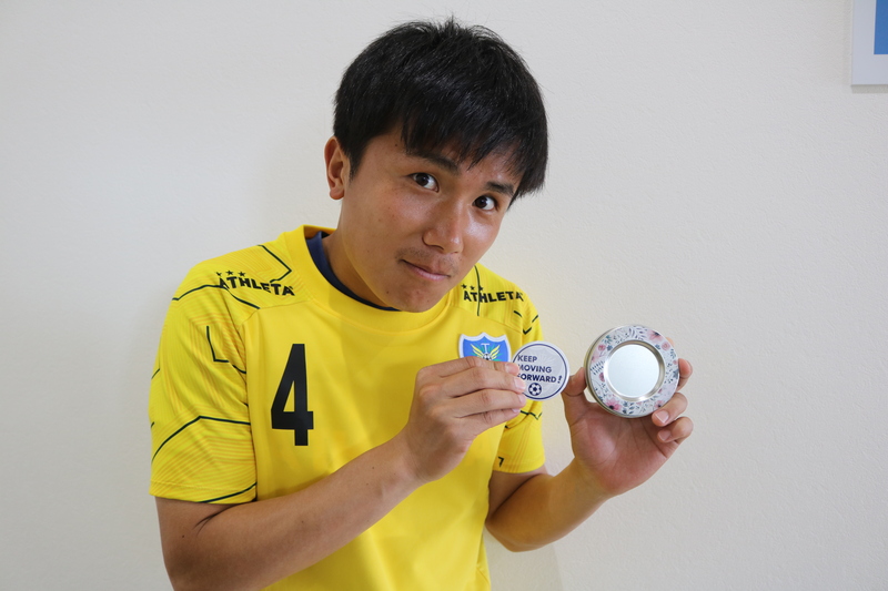 中身はアップルティーのティーバッグになっています☆
しかも、「KEEP MOVING FORWARD」の部分はバッヂになっています！