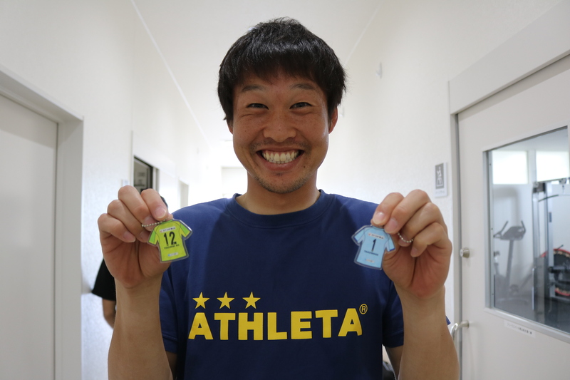 こちら1STユニフォームとなっていますが、「12」のみ2NDのピンク、グリーンも入っていますよ♪竹重選手も杉本選手に負けないくらいの笑顔でアピールしてくれました(^O^)☆ぜひみなさん、ガチャガチャで大好きな選手のキーホルダーをゲットしてください！