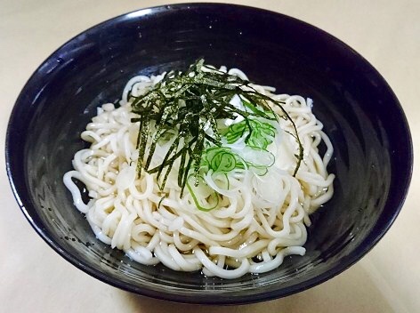 【那須の巻うどん（細麺）ぶっかけ ～100％那須の巻うどん～ 】
・ロール状になっている那須の巻うどんを細麺に切りました。 細麺でも那須の巻うどんのもっちりとしたコシはそのままに、 ツルツルっと喉ごしのいい一品に仕上げました。
■価格：600円
■販売店舗：なすのまきうどん(ファンエリア)