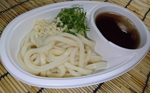 【つけうどん】 ・いよいよ暖かい（暑い）日が多くなってきました。 そんな時は、今年も那須の巻うどんのさっぱり夏メニュー、 つけうどんはいかがでしょうか！
■価格：400円
■販売場所：なすのまきうどん(ファンエリア)