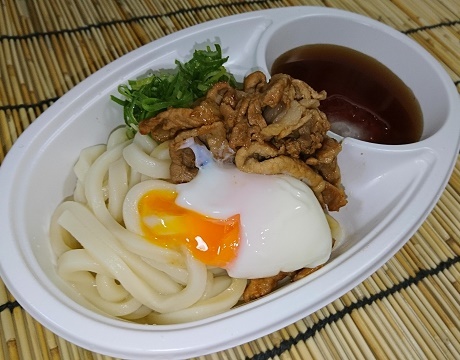 【つけ肉うどん温玉のせ 】

・こちらも相性抜群の肉と温玉です。 肉に絡んだ温玉がうどんと最高のハーモニーを生みだします♪

■価格：700円
■販売店舗：なすのまきうどん(ファンエリア)