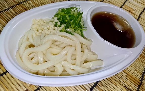 【つけうどん】
・いよいよ暖かい（暑い）日が多くなってきました。
そんな時は、今年も那須の巻うどんのさっぱり夏メニュー、
つけうどんはいかがでしょうか！
■価格：400円
■販売場所：なすのまきうどん(ファンエリア)