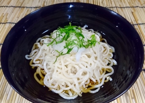 
【おろしぶっかけうどん～大葉を添えて～ 】～100％那須の巻うどん極細めん～・ロール状の那須の巻うどん（本生うどん）を、 これからの季節にピッタリのさっぱり極細麺にしました。 大根おろしと大葉でさっぱりと暑い日でもツルツルっと食べて頂けます。
■価格：700円
■販売店舗：なすのまきうどん(ファンエリア)