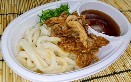 【つけ肉うどん 】
・肉うどんもつけうどんバージョンに！！
■価格：600円
■販売店舗：なすのまきうどん(ファンエリア)