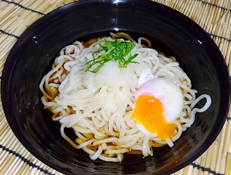 
【おろしぶっかけうどん～大葉を添えて温玉も～】
～100％那須の巻うどん極細めん～
・大根おろしと大葉でさっぱりとそこに温玉もバッチリ合います。
■価格：800円
■販売店舗：なすのまきうどん(ファンエリア)