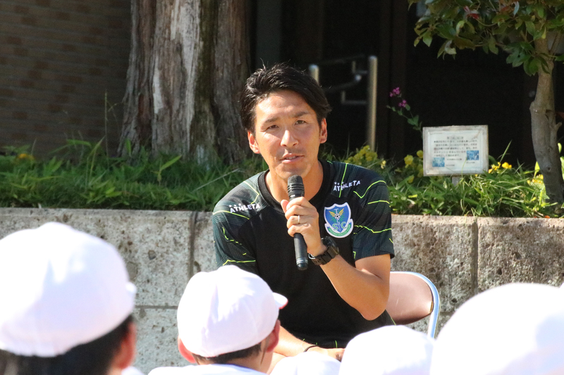 「なぜサッカー選手になろうと思ったのですか?」という質問に対して、浜下選手は「皆と同じくらいのときにプロになりたいなと思っていました。試合を観に行って、サッカー選手がキラキラしていてかっこよかったからです。」と、西河選手は「小学校2年生くらいのときからサッカーを初めて、プロの選手の試合を見てすごいと思った。サッカーを好きという気持ちをずっと持ち続けてきたからプロになれたんだと思います」と話していました。
金澤コーチは「ボールのどこを蹴れば、上手に蹴れますか?」という質問に対して、「小学生のチームで監督をしているので同じような質問がよくあります。まずがボールの特徴をつむこと!足のどの部分に当たればボールがどのように進むのかというのをたくさんボールをければわかってくると思います。頑張ってください!」とアドバイスをおくりました!