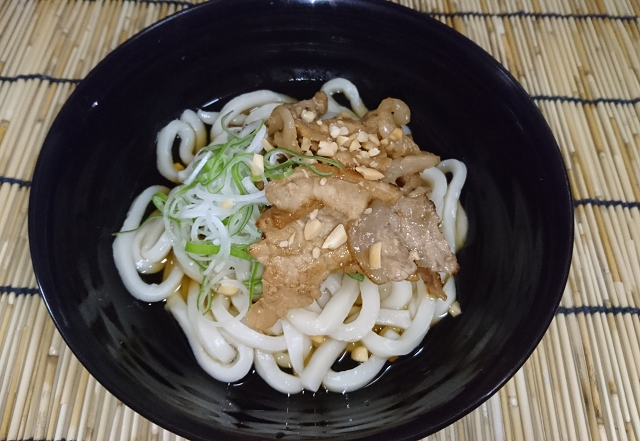 【ピーナッツと豚肉の味噌和えぶっかけうどん】
・今回の対戦相手メニューは、千葉と言えば落花生ということで、 砕いたピーナッツと豚肉を出汁つゆと味噌で味付けし炒め、 釜揚げしたうどんに乗せました。&nbsp;■価格：700円
■販売場所：なすのまきうどん(ファンエリア)