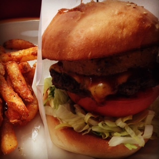 【パイナップルトッキーバーガー】
・フレッシュパイナップル使用のトロピカルバーガーです。

■価格：750円
■販売場所：18diners(ファンエリア)