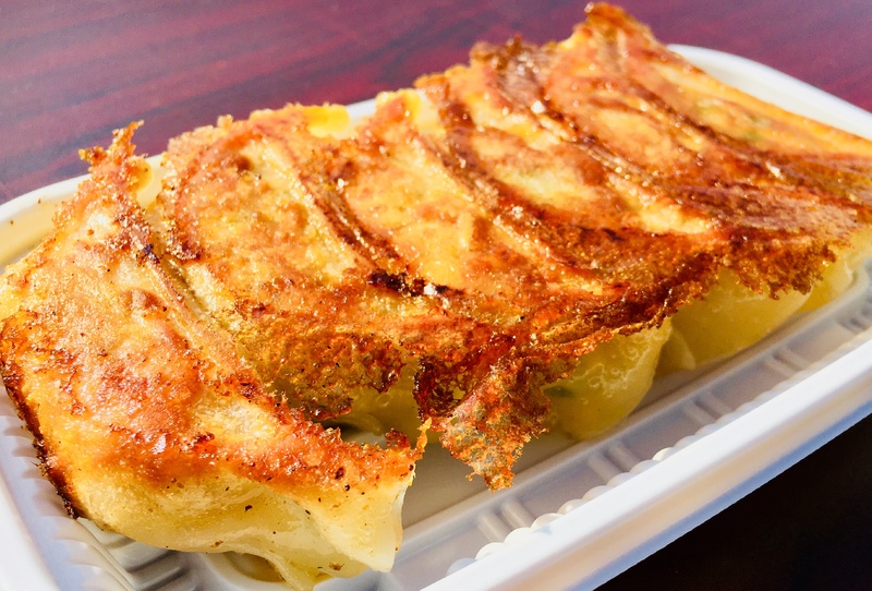 【宇都宮餃子】
・お手軽な宇都宮のソウルフードといえば、やっぱり餃子！
アツアツをお召し上がりください！
■価格：300円
■店舗：宇都宮餃子会(ファンエリア)