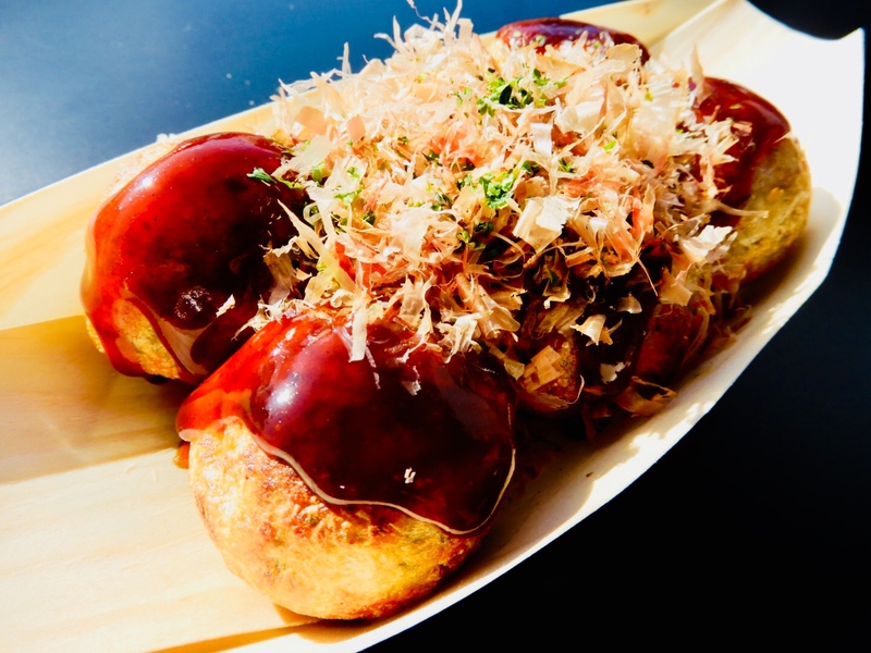 【たこ焼き】
・アツアツのたこ焼きはやっぱりイベントの定番ですね！
■価格：500円
■販売場所：粉家一門焼侍(イベントエリア)