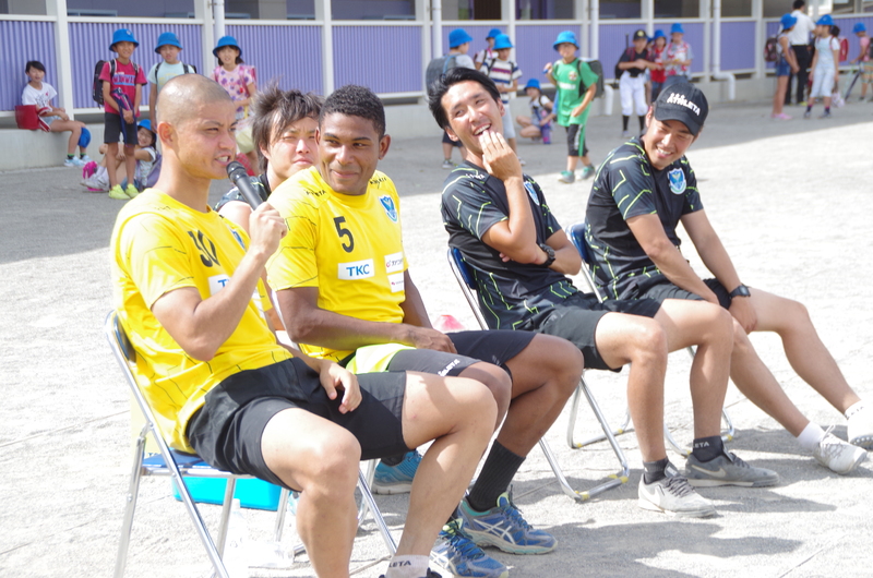 準備運動ではランニングをしながら選手とハイタッチをしたり、６人組になり鬼ごっこをしてウォーミングアップを行いました。