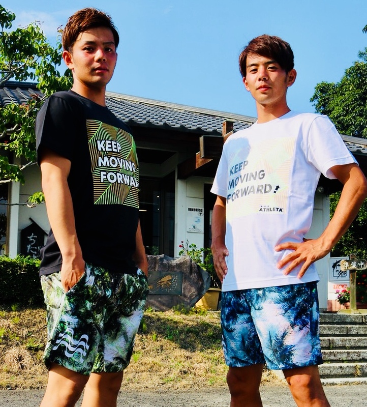 【アスレタコラボ栃木SCオリジナルTシャツ】
・クラブフィロソフィー「KEEP MOVING FORWARD」が胸に描かれたスタイリッシュなTシャツ。
西谷ツインズにモデルになってもらいました！
■サイズ：S,M,L,O,XO
■価格：4,104円
■販売場所：ファンエリアグッズ売店、ホームゴール裏グッズ売店