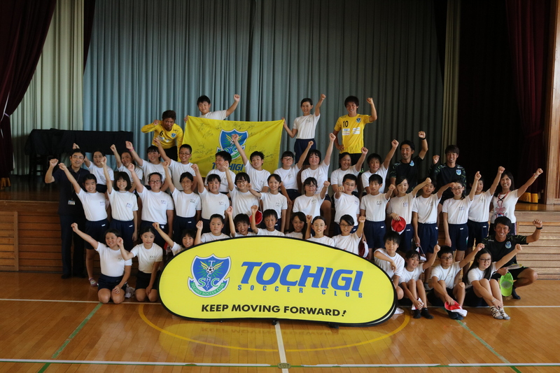 ＜ゆめプロジェクトとは＞ 栃木サッカークラブの社会貢献活動の一環として、選手・スタッフが学校において講話や実技を行い、スポーツを通じてこどもたちとの交流を図ることにより、子ども達の心身の健全な発達に対して積極的に関与・貢献していくことを目的としています。
