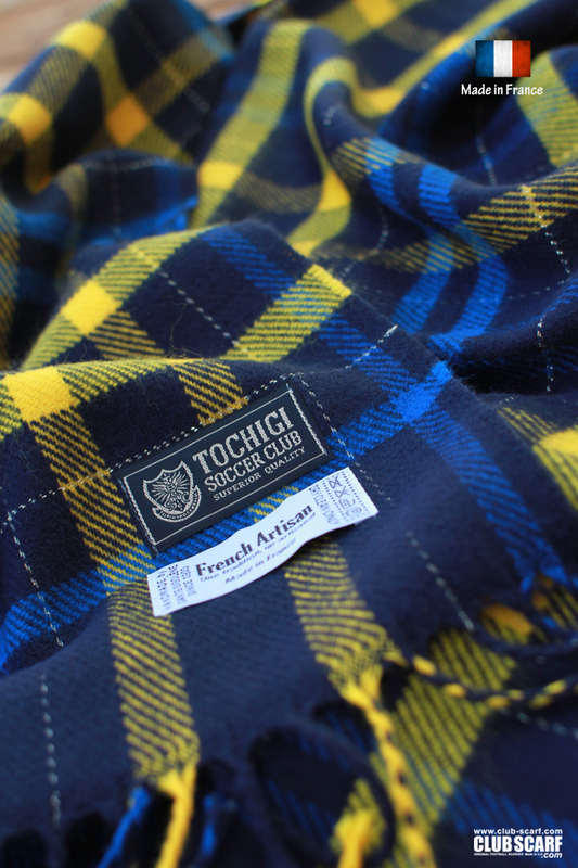 大きめのチェック柄で大人かわいい！
【フランス製チェックストール】
・フランス南東部の小さな町で、伝統的な製法で作り上げるファクトリーにてデザインから仕上げたチェックストールです。
フランス人女性デザイナーのAnne Mucciが作り上げる柄は”大人シック”をベースにトレンドの大きめのチェック柄で仕上げました「大人かわいい」がテーマのデザインとなっております。スタジアムではもちろんのこと、通勤・通学そしてプライベートでもコーディネイトのアクセントとして気軽にご愛用下さい。
■サイズ：60×180センチ
■素材：乾式アクリル100％
■価格：5,990円
■販売場所：ファンエリア内グッズ売店、ゴール裏グッズ売店