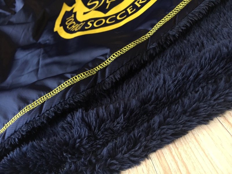 【ブランケット】
・これからの観戦は冷えますよね！
そんな時に温かく、優しくあなたを包んでくれるブランケットが登場です。
※収納バッグ付き

■素材：ポリエステル100％
■サイズ：約１５０×１００センチ
■価格：4,536円
■販売場所：ファンエリア内グッズ売店、ゴール裏グッズ売店