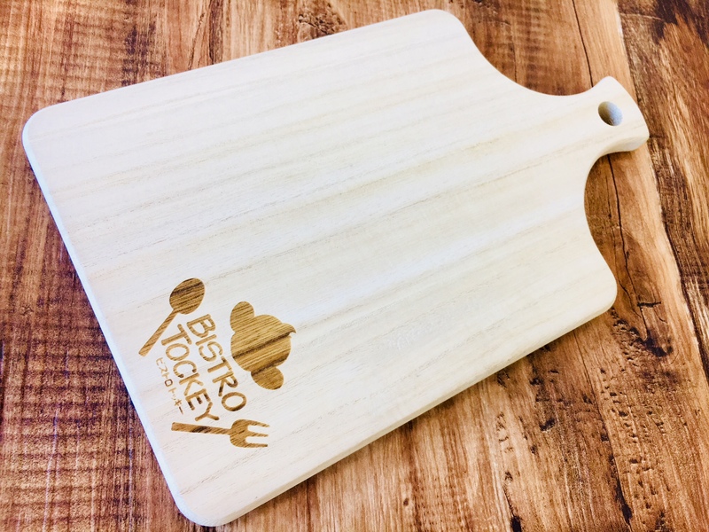 あなたのキッチン・ダイニングに！
【カッティングボード】
・「BISTRO TOCKEY」ロゴ入りのカッティングボード。
ご自宅のキッチン、ダイニングをオシャレに彩ってくれるアイテムです！
■価格：1,728円
■販売場所：ファンエリア内グッズ売店、ゴール裏グッズ売店