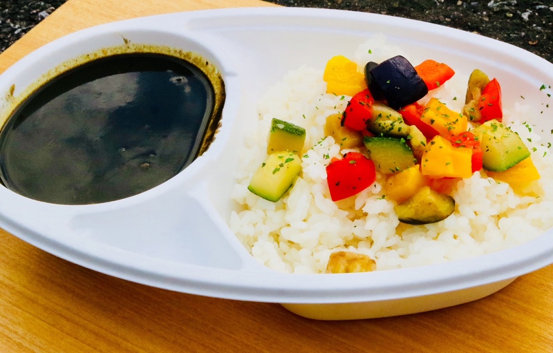 「ブラックカレー」
・驚きの黒さの秘密は「イカスミ」！スパイス香る奥深い味わい！
■価格：600円  
■販売店舗：WALKEATER(イベントエリア)