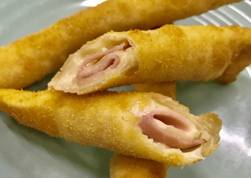 【ハムチーズスティック】
・お子様も大好きなハムとチーズをパステルの皮で包み揚げました！
ビールのおつまみにも☆
■価格：3本 400円
■販売場所：ダ・ネイデ(バックスタンド)
※こちらのメニューはホームゴール裏エリアでの販売につき、ビジターチームグッズを身に着けてのご購入はいただけません。
なお、ビジターゴール裏チケットをお持ちのお客様は、北ゲートより再入場していただく必要がございます。