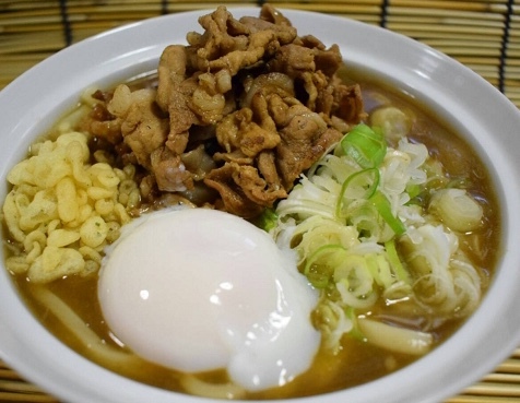 【KING（キング）カレーうどん】
・なすのまきうどん屋さんで一番人気のカレーうどんに、温玉・肉などトッピングにトッピングを重ねて、この様になりました。
1番人気カレーうどん、トッピング全部乗せの、まさにKINGのカレーうどんをどうぞご賞味下さい。
■価格：800円　
■販売店舗：なすのまきうどん(バックスタンド)