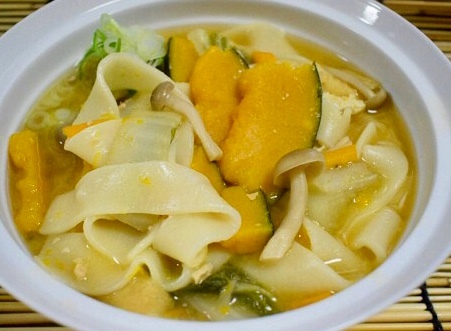 【那須の巻うどんでほうとう（風）】
・甲府と言えば山梨県、山梨県といえば”ほうとう”
この名物料理ほうとうを、那須の巻うどんを幅広に切って作りました。
ホクホクのかぼちゃなど野菜がたっぷりの味噌ベースのつゆで仕上ました。
是非、ご賞味下さい。
※数量限定。
■価格：700円　
■販売店舗：なすのまきうどん(バックスタンド)