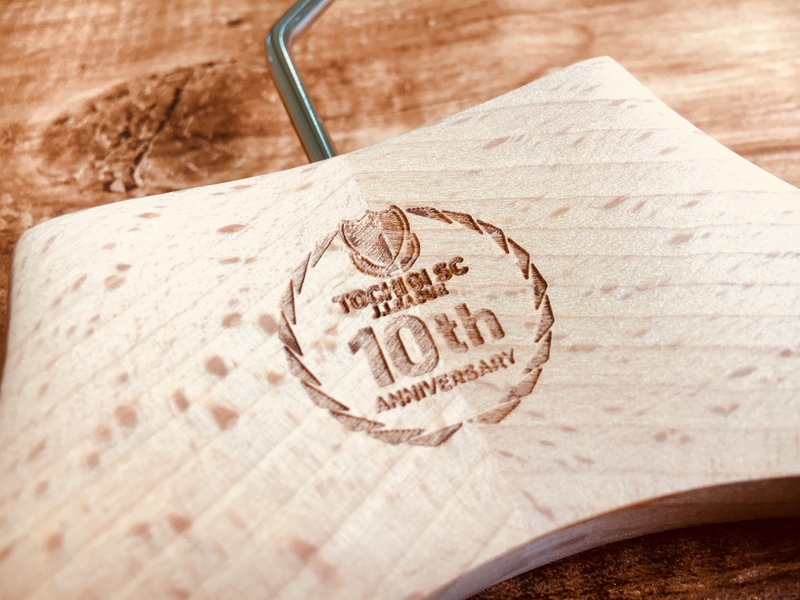 
数量限定！【10周年ロゴ入り ハンガー】
・10周年記念ユニフォーム特典用で生産した「ロゴ入りハンガー」ですが、非常に多くの方から一般販売のご要望を頂きましたので特別に限定生産いたしました。追加販売はありませんのでこの機会にゲットしてください。
■価格：800円
■販売場所：ファンエリア内グッズ売店、ゴール裏グッズ売店