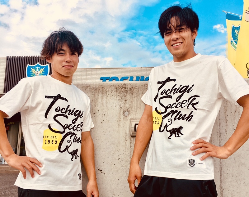 【niko and...コラボTシャツ】
■価格：3,132円
■サイズ：S(10点),M(20点),L(20点)
■販売場所：ファンエリア内グッズ売店
※販売は栃木SCモデルのみになります。