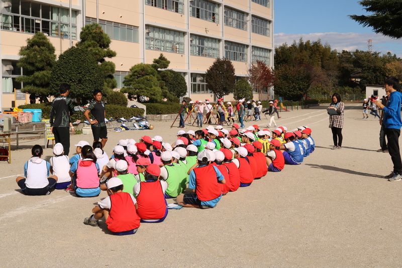 準備運動では、馬跳びや鬼ごっこをしてウォーミングアップを行いました。