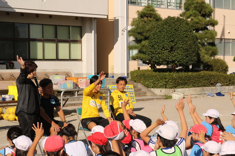 最後に選手全員のサインが入ったフラッグを学校に贈呈いたしました。
子供たちが目を輝かせながら長蛇の列を作ったサイン会が行われ、みんなで記念撮影をし終了となりました。
秋空の下でみんなの笑顔が輝いた時間でした。清原東小学校のみなさん、ありがとうございました!