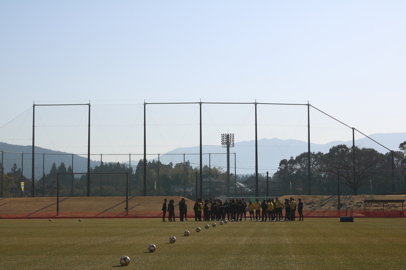 本日は午前練習のみのトレーニングとなりました！
風もなくて暖かい気候となりました。
明日の練習試合に向けてのトレーニングを行ったため、本日は練習後の様子を中心にお伝えいたします！