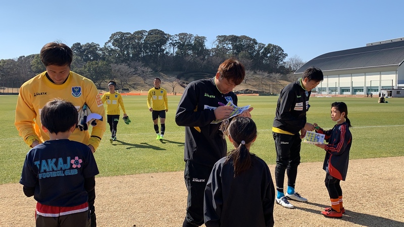 GK陣が練習が終わり3人で歩いてくると&hellip;「ゴールキーパーの選手みんな、大きい！」と子たちも驚いていました！