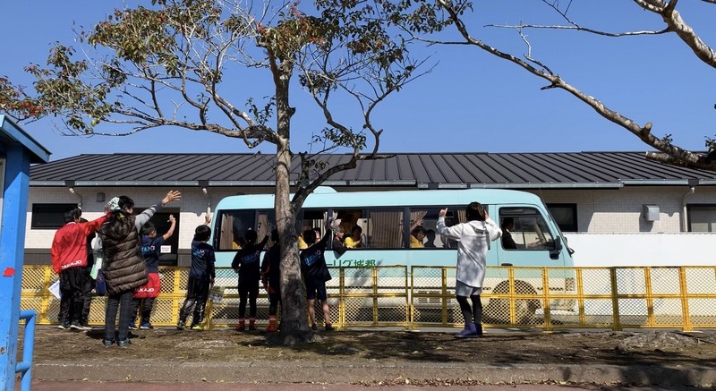 選手を乗せたバスのお見送りもしてくれました！目をキラキラ輝かせている子どもたちから、選手たちも元気を沢山もらいました！
このキャンプを通して、栃木SCの選手たちのプレーを見て地元の都城の子どもたちに「こんな選手になりたい！」と思ってもらえたり、あたたかく迎えてくださる地元の皆さんに今後も応援してもらえるきっかけに少しでもなれたら嬉しいです。

週末ということで栃木からもサポーターの皆さんが来てくださっていました！都城市には観光スポットもありますので、ぜひ足を運んでみてください♪こちらの都城市のHPからもチェックできます→http://cms.city.miyakonojo.miyazaki.jp/sightseeing/