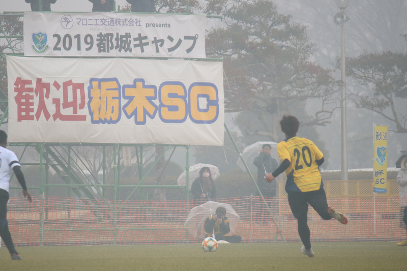 写真の通り、雨のなかでのトレーニングマッチとなりました。
※ウエアのサイズ調整のため背番号とは異なる番号を着用しております。