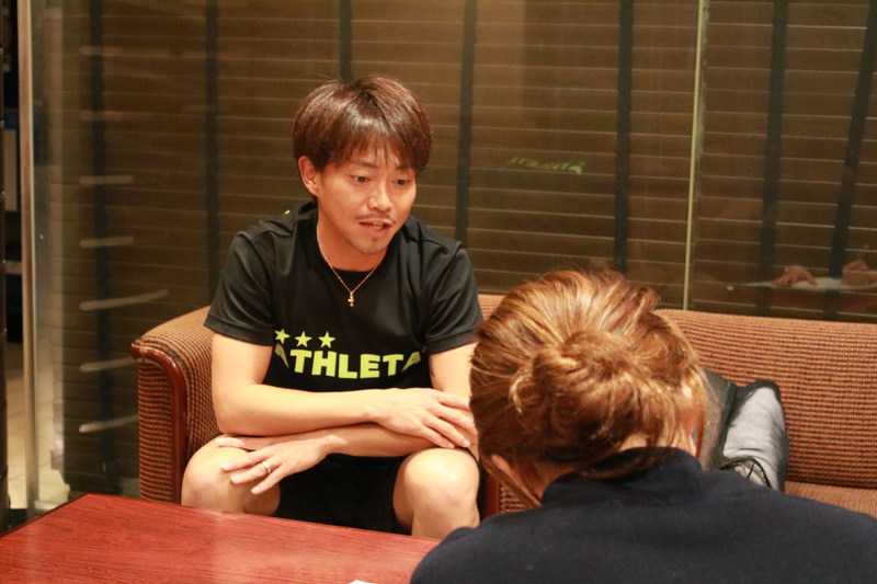 夕食後には廣瀬浩二選手が宮崎日日新聞社さんのインタビューを受けました!
明日も良い一日となるように、トレーニングしていきます!