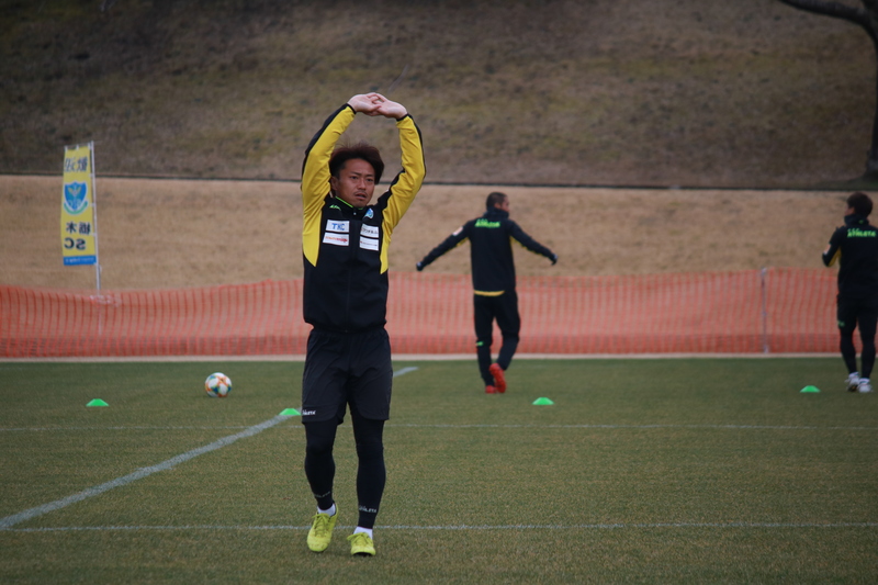 練習スタート前、ストレッチをする廣瀬浩二選手。