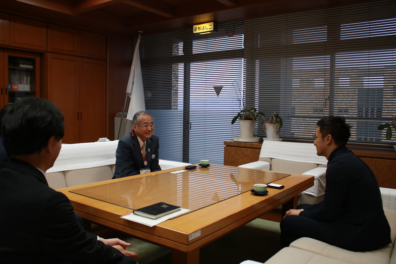 午後には、橋本大輔代表取締役社長が都城市役所へ表敬訪問を行いました。岩崎透副市長様にお出迎え頂きました。