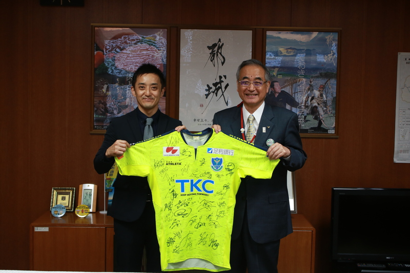 今シーズンのユニフォームもお贈りしました。