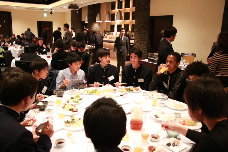 各テーブルで選手たちと都城市の皆さんが会話を楽しんでいました！